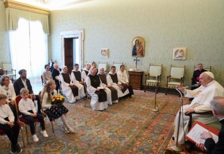 O Papa: vida fraterna, oração e serviço ao próximo são a força da vida consagrada